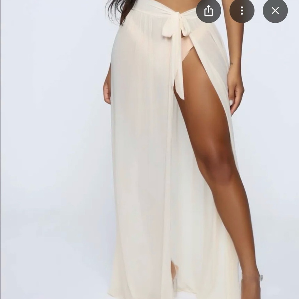 picture shows crème for reference but the color of the skirt is a beige color